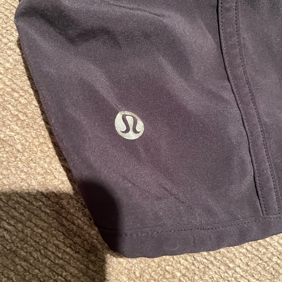 Lululemon black shorts size 6 - Picture 3 of 4